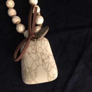 Plunder white stone necklace